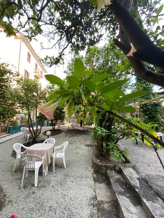 Hotel Villa Flora 보글리아스코 외부 사진